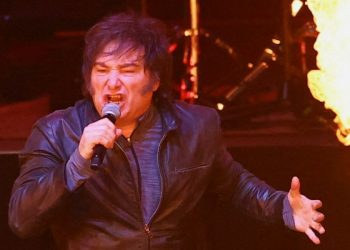 Milei sorprende como cantante de rock frente a 15.000 asistentes en acto de campaña