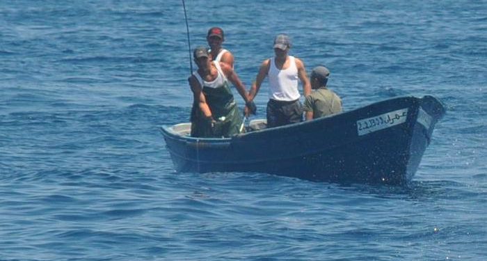 Detienen a tres hombres de Marruecos con un atún rojo de 90 kilos cerca del Puerto de Ceuta