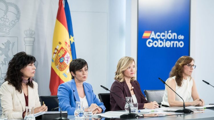 (I-D) La ministra de Igualdad, Ana Redondo; la ministra de Vivienda y Agenda Urbana, Isabel Rodríguez; la ministra de Educación Formación Profesional y Deportes y portavoz del Gobierno, Pilar Alegría, y la ministra de Sanidad, Mónica García, durante una rueda de prensa posterior a la reunión del Consejo de Ministros, en el Palacio de la Moncloa, a 14 de octubre de 2025, en Madrid (España).  Sumar y PSOE han encauzado durante esta mañana posturas para la redacción de la reforma constitucional con vistas a blindar el derecho a la interrupción voluntaria del embarazo, después de las advertencias del socio minoritario de que no valían planteamientos insuficientes en relación al aborto.

14 OCTUBRE 2025

Diego Radamés / Europa Press

14/10/2025