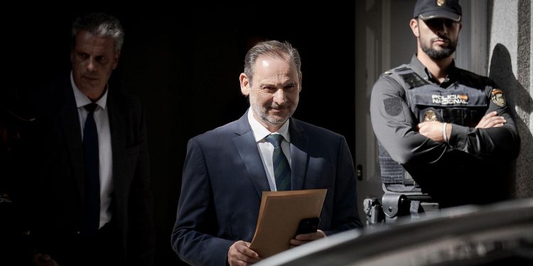 El PSOE acusa al juez Puente de invadir competencias del Congreso por cuestionar el escaño de Ábalos