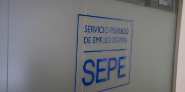 Un logo del SEPE de la oficina de empleo del SEPE del Barrio del Pilar, a 2 de abril de 2024, en Madrid (España). El número de parados registrados en las oficinas de los servicios públicos de empleo bajó en 33.405 personas en marzo en relación al mes anterior, lo que supone un descenso del 1,2% en términos porcentuales, según datos publicados este martes por el Ministerio de Trabajo y Economía Social. Asimismo, la Seguridad Social ganó una media de 193.585 cotizantes en marzo respecto al mes anterior (+0,9%), su segunda mayor alza en este mes de toda la serie histórica. 02 ABRIL 2024;MADRID;OFICINA DE EMPLEO;PARO Jesús Hellín / Europa Press 01/04/2024