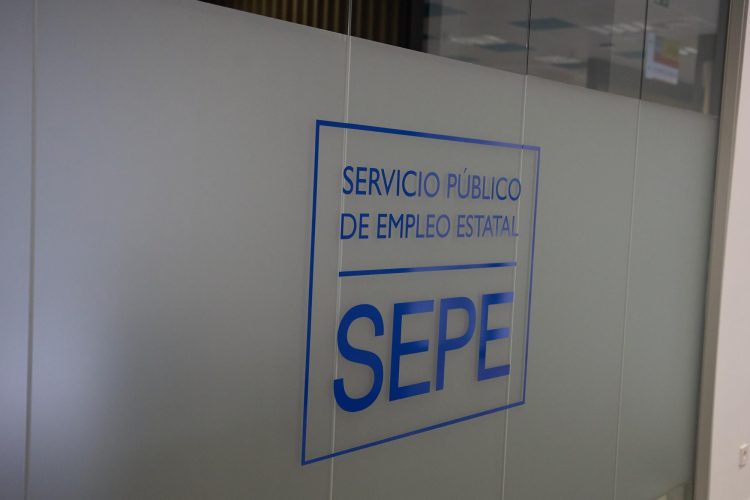 Un logo del SEPE de la oficina de empleo del SEPE del Barrio del Pilar, a 2 de abril de 2024, en Madrid (España). El número de parados registrados en las oficinas de los servicios públicos de empleo bajó en 33.405 personas en marzo en relación al mes anterior, lo que supone un descenso del 1,2% en términos porcentuales, según datos publicados este martes por el Ministerio de Trabajo y Economía Social. Asimismo, la Seguridad Social ganó una media de 193.585 cotizantes en marzo respecto al mes anterior (+0,9%), su segunda mayor alza en este mes de toda la serie histórica. 02 ABRIL 2024;MADRID;OFICINA DE EMPLEO;PARO Jesús Hellín / Europa Press 01/04/2024