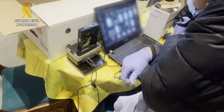 Arrestan en La Línea a un hombre por posesión de pornografía infantil y corrupción de menores