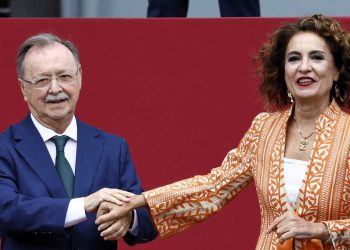 Vivas lleva a Montero sus demandas clave para Ceuta entre bonificaciones, REF y sobreocupación de menores