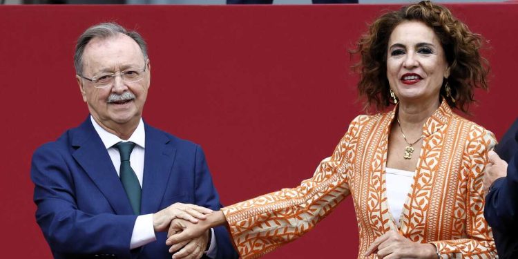 Vivas lleva a Montero sus demandas clave para Ceuta entre bonificaciones, REF y sobreocupación de menores