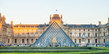 Siete detenidos por el robo histórico de joyas en el Museo del Louvre: sigue la búsqueda del cuarto ladrón y del botín