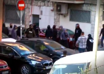 Graves disturbios en Vallecas por un intento de desalojo: 17 detenidos y dos heridos tras una pelea entre vecinos y una empresa de desokupación