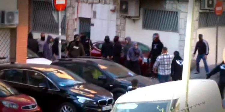 Graves disturbios en Vallecas por un intento de desalojo: 17 detenidos y dos heridos tras una pelea entre vecinos y una empresa de desokupación