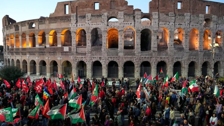 Pro-Palestinian demonstrators gather in front of the Colosseum in Rome, Thursday, Oct. 2, 2025, to protest after a Gaza-bound aid flotilla was intercepted by Israeli Defense Forces in the Mediterranean Sea on Wednesday. (AP Photo/Gregorio Borgia)