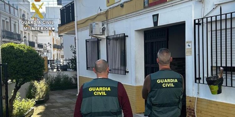 Grave agresión machista en Isla Cristina: buscan a un hombre que apuñaló a su pareja