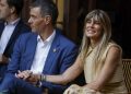Imagen de archivo (30/6/2025) del presidente del Gobierno español, Pedro Sánchez y su mujer, Begoña Gómez durante la cena oficial a los participantes en la IV Conferencia Internacional para el Desarrollo de Sevilla. EFE/ JuanJo Martín POOL