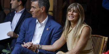 Imagen de archivo (30/6/2025) del presidente del Gobierno español, Pedro Sánchez y su mujer, Begoña Gómez durante la cena oficial a los participantes en la IV Conferencia Internacional para el Desarrollo de Sevilla. EFE/ JuanJo Martín POOL