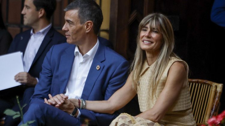 Imagen de archivo (30/6/2025) del presidente del Gobierno español, Pedro Sánchez y su mujer, Begoña Gómez durante la cena oficial a los participantes en la IV Conferencia Internacional para el Desarrollo de Sevilla. EFE/ JuanJo Martín POOL