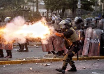 Violencia en las calles de Lima deja un muerto y más de 100 heridos durante masiva protesta contra el Gobierno peruano