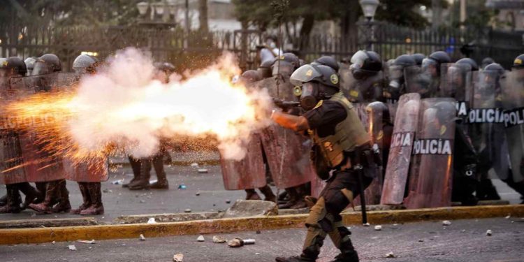 Violencia en las calles de Lima deja un muerto y más de 100 heridos durante masiva protesta contra el Gobierno peruano