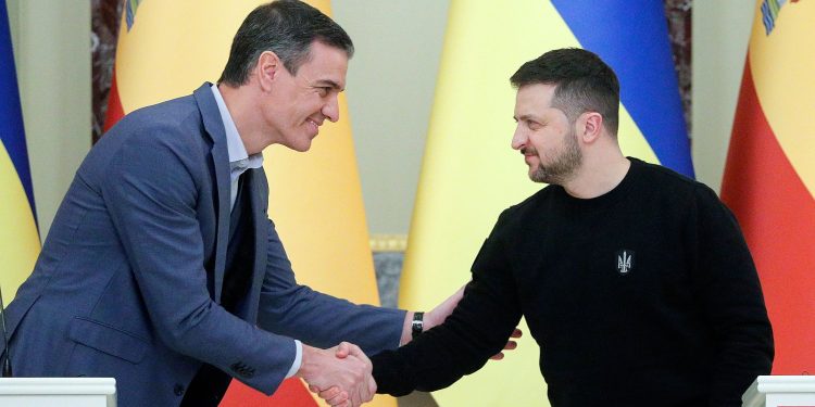España se suma a programa de la OTAN para financiar armamento estadounidense a Ucrania