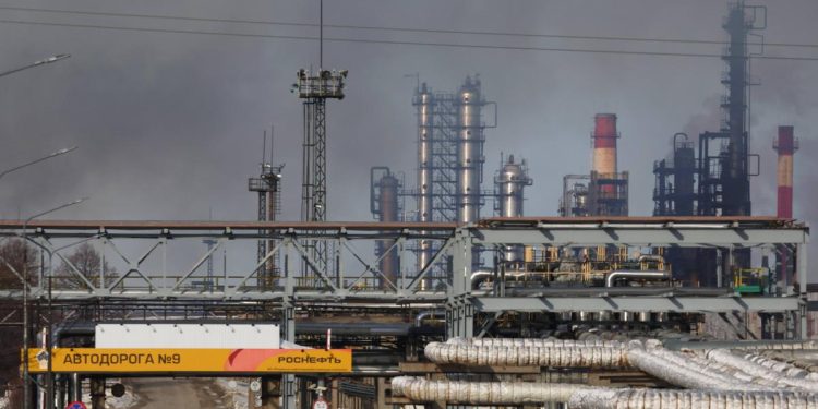 Rusia enfrenta una creciente crisis de combustible tras los ataques ucranianos a sus refinerías