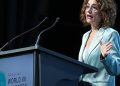 Montero acusa a Moreno de ocultar la crisis del cribado de cáncer de mama y exige publicar las listas de espera