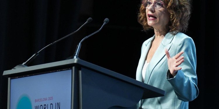 Montero acusa a Moreno de ocultar la crisis del cribado de cáncer de mama y exige publicar las listas de espera