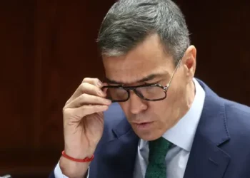 Pedro Sánchez sorprende en el Senado con un cambio de imagen y gafas Dior de lujo
