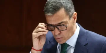 Pedro Sánchez sorprende en el Senado con un cambio de imagen y gafas Dior de lujo