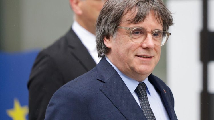 Brussels (Belgium), 02/09/2025.- Former President of the Generalitat Carles Puigdemont (R) arrives prior to a meeting with Catalan regional President Salvador Illa at the Government Delegation to the European Union in Brussels, Belgium, 02 September 2025. (Bélgica, España, Bruselas) EFE/EPA/OLIVIER MATTHYS