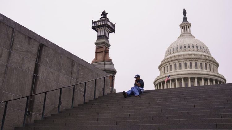 Un trabajador federal se sienta en las escaleras del Capitolio en Washington, EE.UU. EFE/EPA/WILL OLIVER
