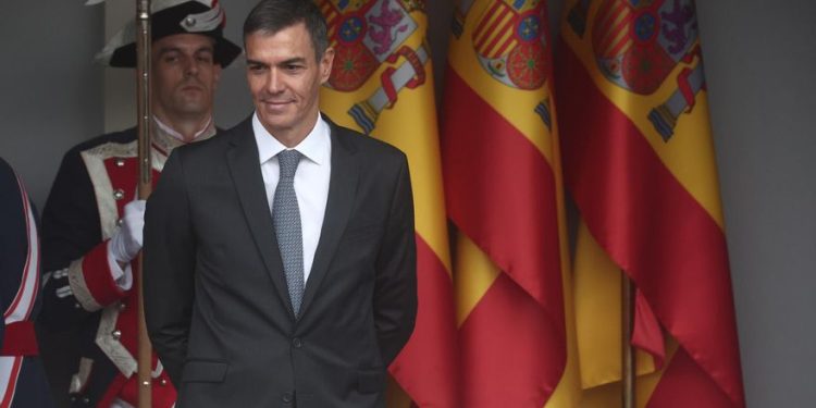 El último barómetro del CIS amplía la ventaja del PSOE y recorta la distancia entre PP y Vox