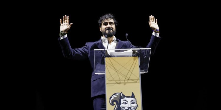 Alvise refuerza su liderazgo y confirma su candidatura tras un multitudinario acto