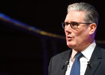 Starmer redefine el enemigo político: apunta contra Farage y los populistas, no contra los conservadores