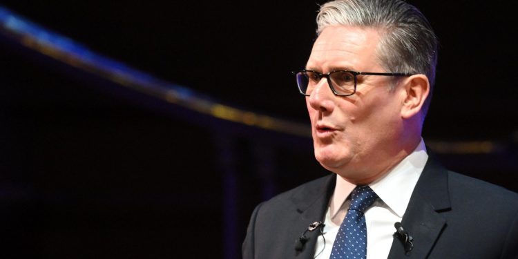 Starmer redefine el enemigo político: apunta contra Farage y los populistas, no contra los conservadores