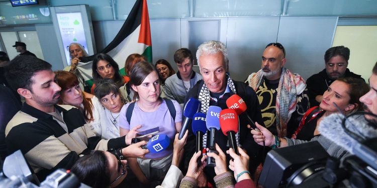Activistas de Gaza celebran el impacto de su misión al regresar a España