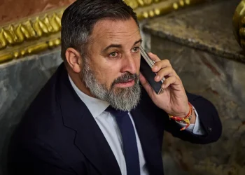 Abascal planta los actos institucionales y exige debate directo con el Gobierno