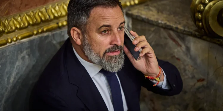 Abascal planta los actos institucionales y exige debate directo con el Gobierno