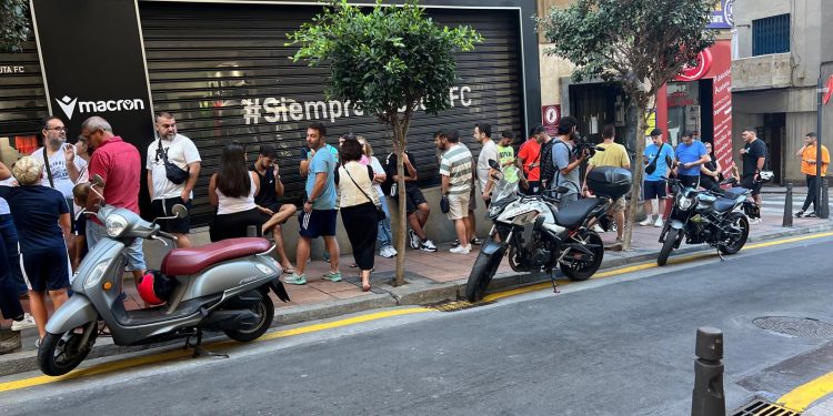 El Ceuta reabrirá su tienda oficial tras superar una inundación reciente