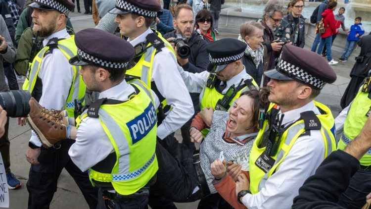 LONDON (United Kingdom), 04/10/2025.- Police arrest supporters of the banned Palestine Action group who take part in a civil disobedience protest in Trafalgar Square in London, Britain, 04 October 2025. British police requested that organizers postpone the protest after the Manchester synagogue attack, but the request was refused. Palestine Action was designated a proscribed terrorist organization by the UK government on 05 July 2025. (Terrorista, Protestas, Reino Unido, Londres) EFE/EPA/TAYFUN SALCI