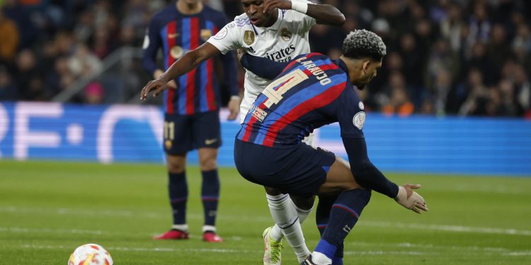 Araujo se rinde ante Vinicius: “Te hace sacar lo mejor de vos”