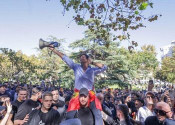 Violenta agresión a un periodista durante los disturbios por el acto de Vito Quiles en la Universidad de Navarra