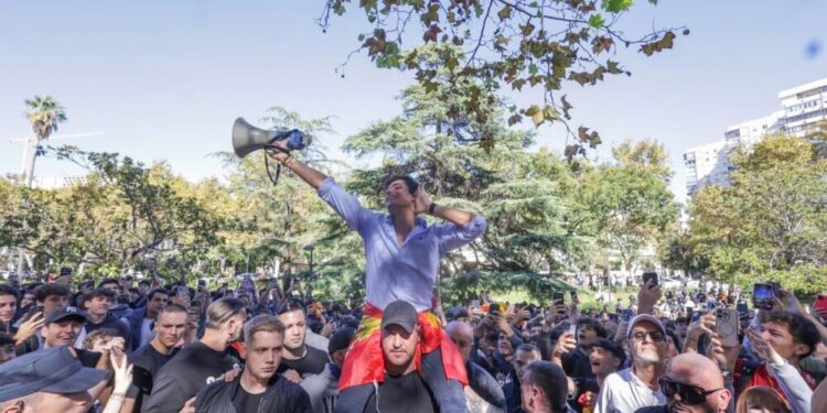 Violenta agresión a un periodista durante los disturbios por el acto de Vito Quiles en la Universidad de Navarra