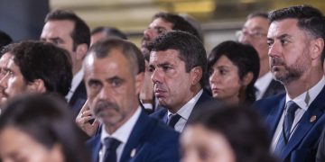 Mazón anuncia una reflexión y una comparecencia tras ser increpado en el funeral de las víctimas de la DANA