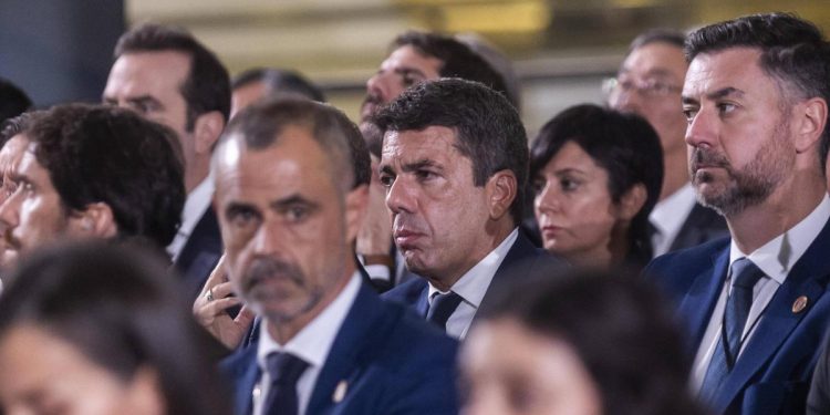 Mazón anuncia una reflexión y una comparecencia tras ser increpado en el funeral de las víctimas de la DANA