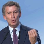 Feijóo alerta en Madrid de una «democracia debilitada» en España y carga contra el «autoritarismo» del Gobierno