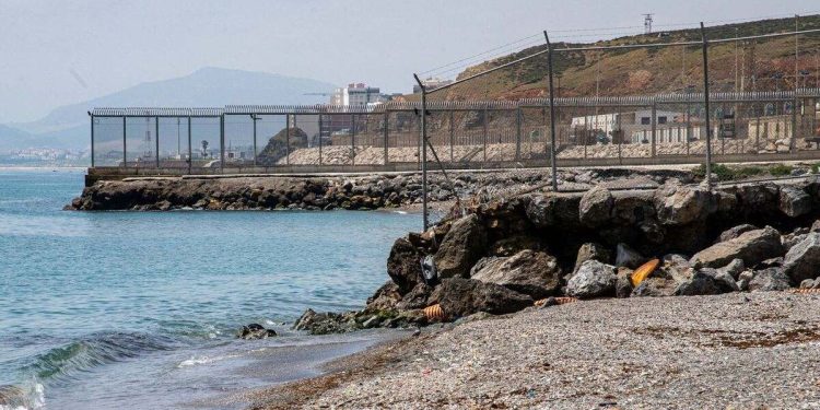 Marruecos y España intensifican seguridad en la frontera de Ceuta ante convocatoria masiva de migrantes