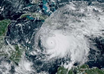 El huracán Melissa, categoría 5, se aproxima a Jamaica dejando muertos y miles sin electricidad