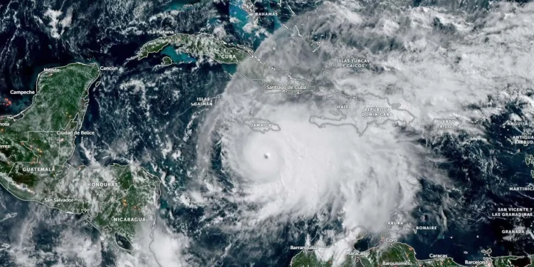 El huracán Melissa, categoría 5, se aproxima a Jamaica dejando muertos y miles sin electricidad