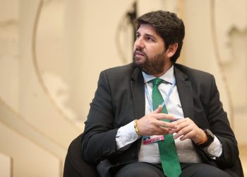 López Miras reclama centralizar la gestión de menores migrantes y critica alianzas PSOE-Vox en Murcia