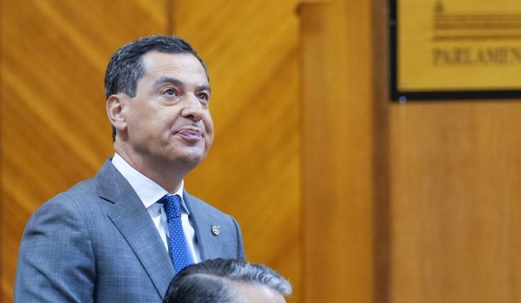 (Foto de ARCHIVO)
El presidente de la Junta de Andalucía, Juanma Moreno toma la palabra durante la segunda jornada del Pleno del Parlamento andaluz. A 3 de octubre de 2024, en Sevilla (Andalucía, España). En la sesión se realizó el control al Gobierno, con preguntas de los grupos parlamentarios al presidente de la Junta de Andalucía.

Francisco J. Olmo / Europa Press
03/10/2024