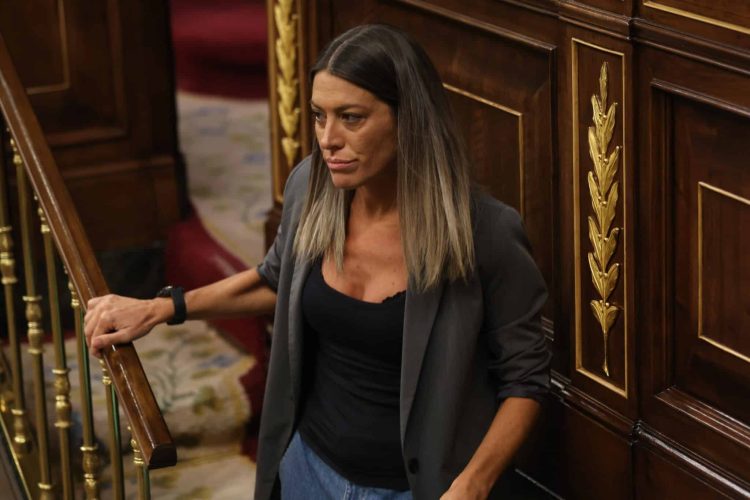 La portavoz de Junts en el Congreso, Míriam Nogueras, en la tercera jornada de la 26 edición del Debate sobre el Estado de la Nación, en el Congreso de los Diputados, a 14 de julio de 2022, en Madrid (España). Tras siete años sin celebrarse ninguno, la Cámara baja acoge durante los días 12, 13 y 14 de julio la vigésima sexta edición del debate sobre el estado de la Nación desde 1983 y el primero que se lleva a cabo con Pedro Sánchez como presidente del Gobierno. Esta edición del debate, también es la primera para Unidas Podemos, Vox y Ciudadanos, ya que en 2015 ninguna formación tenía representación parlamentaria para participar. Durante el debate, el Gobierno expone y hace balance de los resultados de la política que ha llevado a cabo, la oposición comparece para fijar sus posturas y se votan las propuestas de resolución formuladas por las demás formaciones. Entre los temas que se discutirán está la reforma laboral, el plan nacional de respuesta a las consecuencias económicas de la guerra en Ucrania, los últimos presupuestos generales del Estado aprobados, las políticas de recuperación tras la erupción del volcán en la isla de La Palma, los fondos europeos Next Generation, la excepción ibérica al gas, España como anfitriona en la cumbre de la OTAN y la presidencia del Consejo de la Unión Europea en el segundo semestre de 2023.
14 JULIO 2022;PLENO;DEBATE;NACION
Eduardo Parra / Europa Press
(Foto de ARCHIVO)
14/7/2022