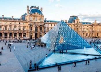 Un audaz atraco revela fallos de seguridad en el Louvre