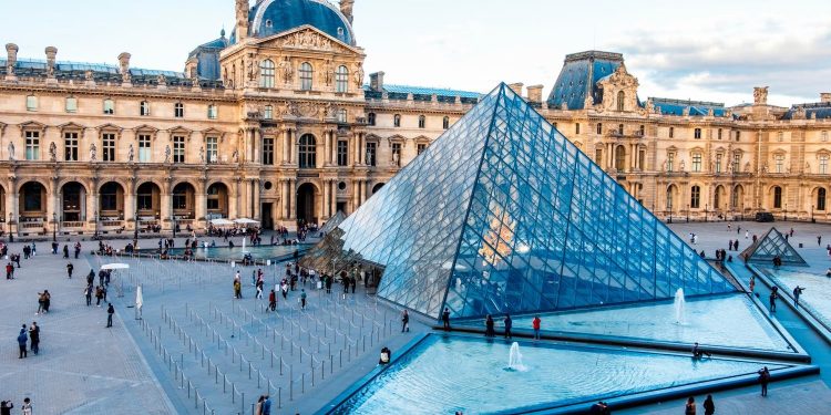Un audaz atraco revela fallos de seguridad en el Louvre